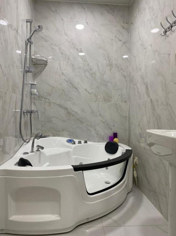 Horizons Hotel Rooms Батуми Екстериор снимка